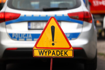 Wypadek drogowy znak ostrzegawczy na jezdni. 