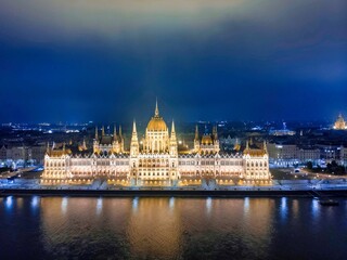 Fototapeta na wymiar Beautiful night view of the main facade of the Parliament of Budapest covered with lights