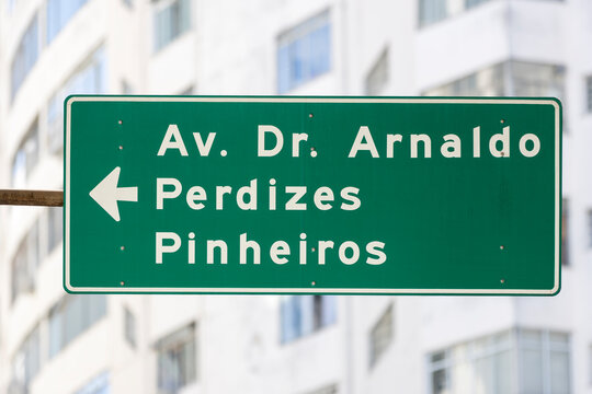 Placa indicativa de rua (Dr. Arnaldo, Perdizes, Pinheiros) em São Paulo, Brasil