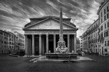Grayscale shot of the facade of the Pantheon. Rome, Italy.
