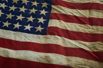 Fototapeta premium Closeup shot of an old textured American flag
