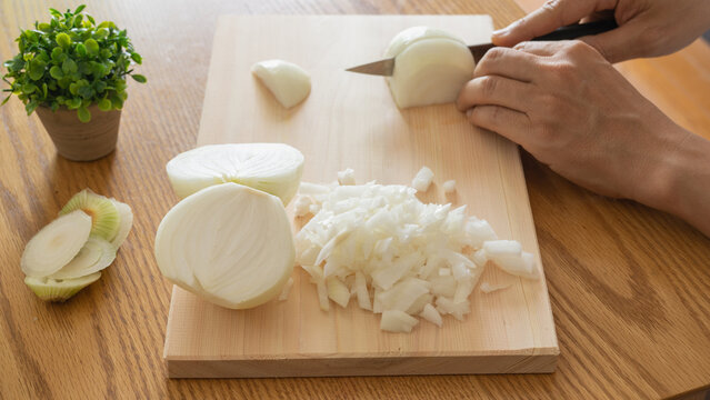 玉ねぎを切る　イメージ