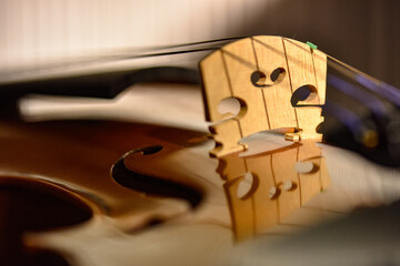 Close-up de un violín o una viola, instrumentos de cuerda frotada representantes de la música clásica. © ismel leal