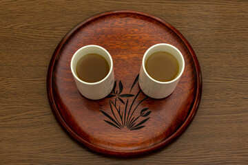 お茶の入った二つのコップ