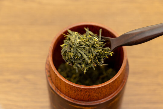茶筒の茶葉をさじですくう