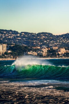Vertical shot of a green emerald wave in the ocean in Cannes, France © Nerblex/Wirestock Creators