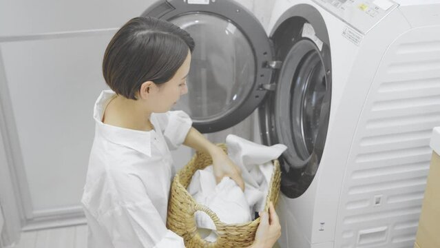 洗濯をする若い女性　ライフスタイルイメージ	