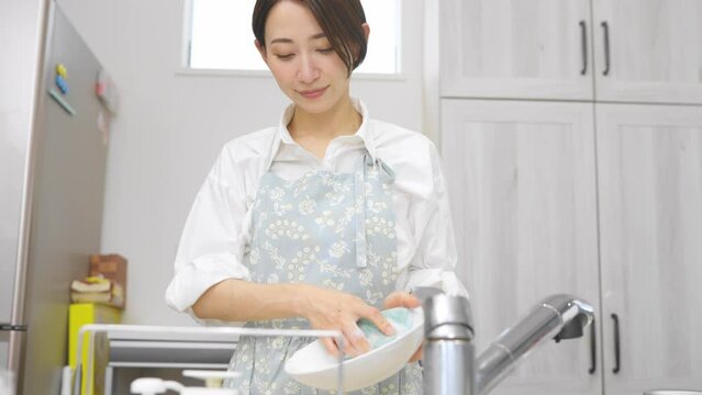 皿洗いをする若い女性　ライフスタイルイメージ