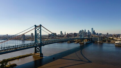View of the Benjamin Franklin Bridge over the Delaware river in Philadelphia, Pennsylvania, USA - obrazy, fototapety, plakaty