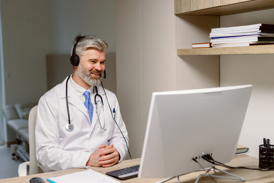 Therapist  e-health telehealth medicare computer inside