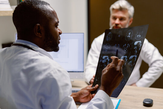 Medical colleagues teamwork tomography analyse