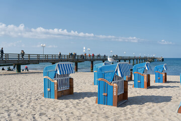 Strandkörbe am Strand von Kühlungsborn an der deutschen Ostseeküste. Im Hintergrund die...