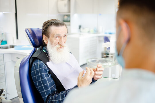Dental appointment. Conversation. Gesture. Health. PPE. Sterile