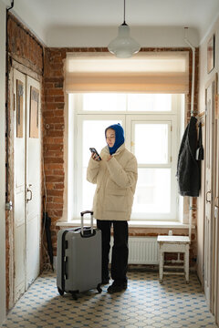 the girl is going to leave the house with a suitcase 