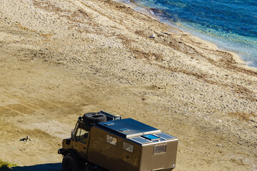 Lorry motorhome camping on beach © Voyagerix