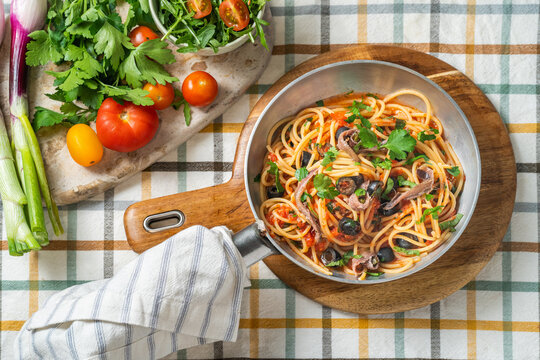 PAsta in tomato sauce, olives and anchovies