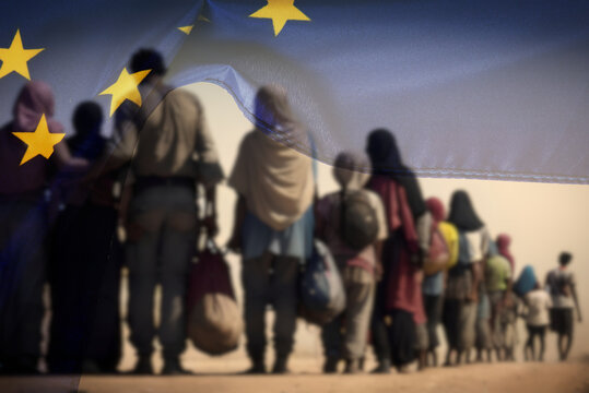 Eine Gruppe von Migranten und Flagge der Europäischen Union EU