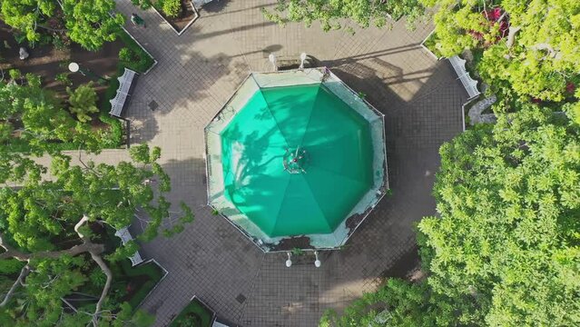 Toma cenital del jard&iacute;n Libertad en el centro de Colima, M&eacute;xico.