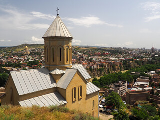 Obraz premium Panorama of Tbilisi, Georgia, with a stunning view of a church.