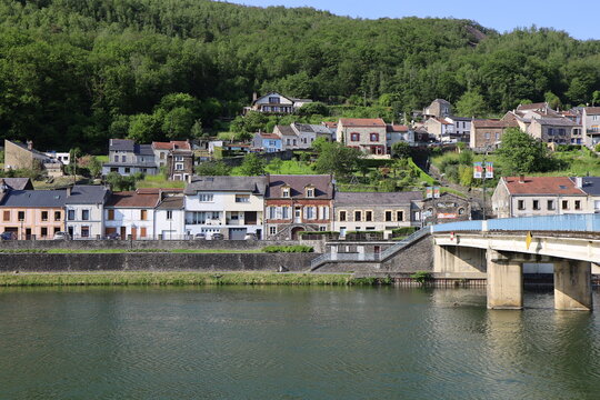Le village le long des rives de la rivière Meuse, ville de Monthermé, département des Ardennes, France