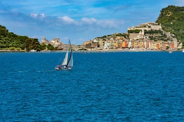 Crédence de cuisine en verre imprimé Ligurie Sailing boat in motion in front of Porto Venere or Portovenere town (UNESCO world heritage site), Gulf of La Spezia, Liguria, Italy, southern Europe.