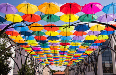 13.06.2023 Białystok Polska. Kolorowe parasole nad ulicą starego miasta.