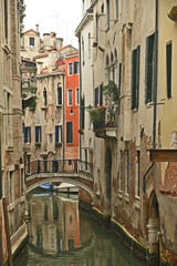 Venezia e le sue calli e canali in un giorno di pioggia