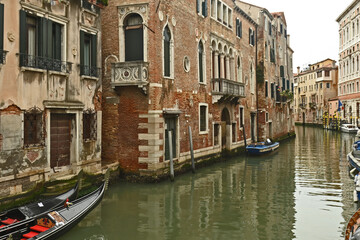 Obraz na płótnie Canvas Venezia e le sue calli e canali in un giorno di pioggia