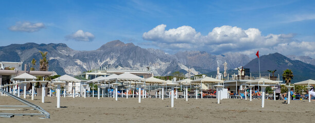 Spiaggia Libera La Rotonda bei Carrara in Italien mit Schirmständer