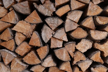 Brennholz schön gestapelt. Schöner Brennholzhintergrund.