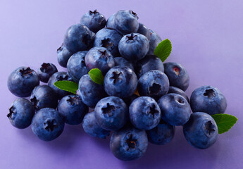 Blaubeeren auf violettem Fond