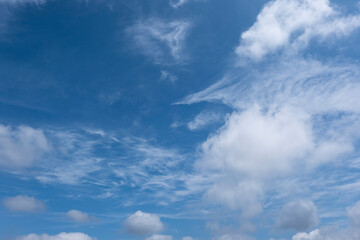 Naklejka na ściany i meble 夏、梅雨明け、さわやかな晴天の青空と折り重なったふわふわの積乱雲の背景　夏休み・天気・アウトドア・旅行・バカンスのイメージ