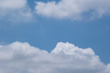 夏、梅雨明け、さわやかな晴天の青空と折り重なったふわふわの積乱雲の背景　夏休み・天気・アウトドア・旅行・バカンスのイメージ