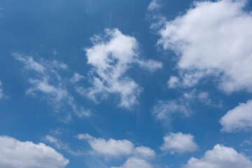 Naklejka na ściany i meble 夏、梅雨明け、さわやかな晴天の青空と折り重なったふわふわの積乱雲の背景　夏休み・天気・アウトドア・旅行・バカンスのイメージ