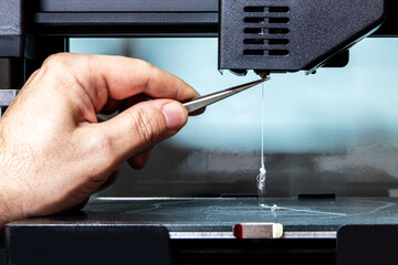 maintenance of a 3d printer, cleaning the nozzle, inserting the filament