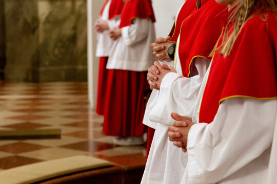 Altar servers, Acolytes praying