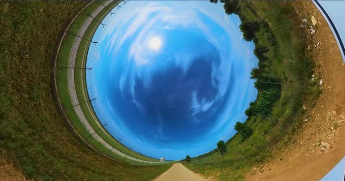 Visione a 360&deg; di un percoso su strada di campagna ad alta velocit&agrave;