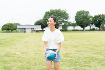 サッカーボールを持つ笑顔の女の子