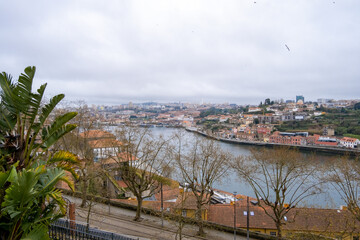 Explora la esencia de Oporto: sus callejones empedrados, icónicos puentes y emblemáticos azulejos. Una ciudad que te robará el corazón.