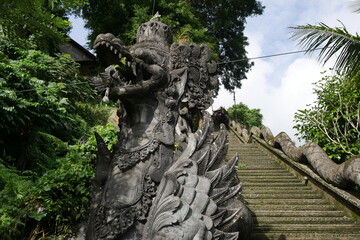Fototapeta na wymiar Drache an Tempeltreppe auf Bali