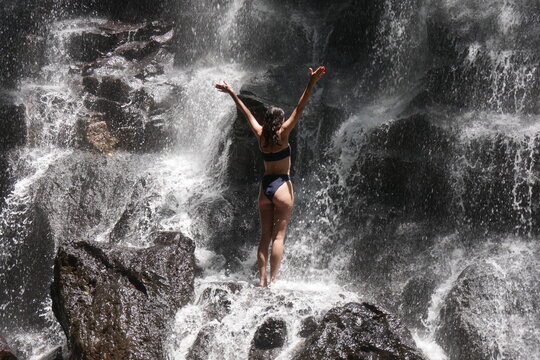 junge, Frau possiert am Kanto Lampo Wasserfall auf Bali