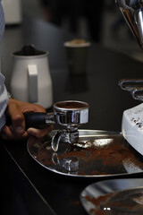 Fototapeta na wymiar barista preparando un café con utensilios de cafetera