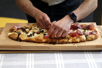 chef preparando una pizza