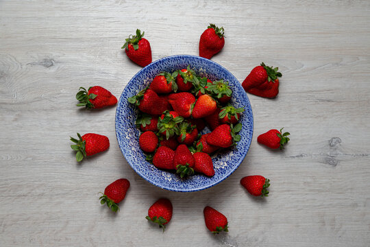 Coloridas y apetecibles fresas rojas reci&eacute;n cogidas del huerto
