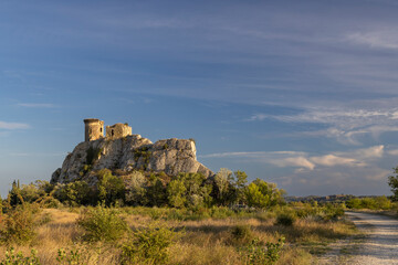 Fototapeta premium Chateau de l´Hers ruins near Chateauneuf-du-Pape, Provence, France