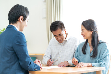電卓を見せる営業マン