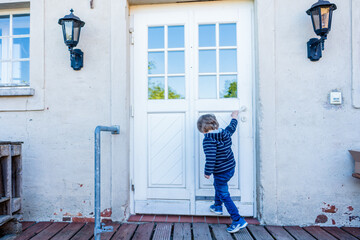 Kind an der Haustür