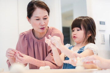 孫と一緒にお菓子作りをするおばあちゃん