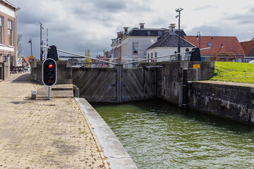 Schleuse mit Holztor in Makkum, Niederlande