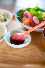 お刺身定食_醤油をつける